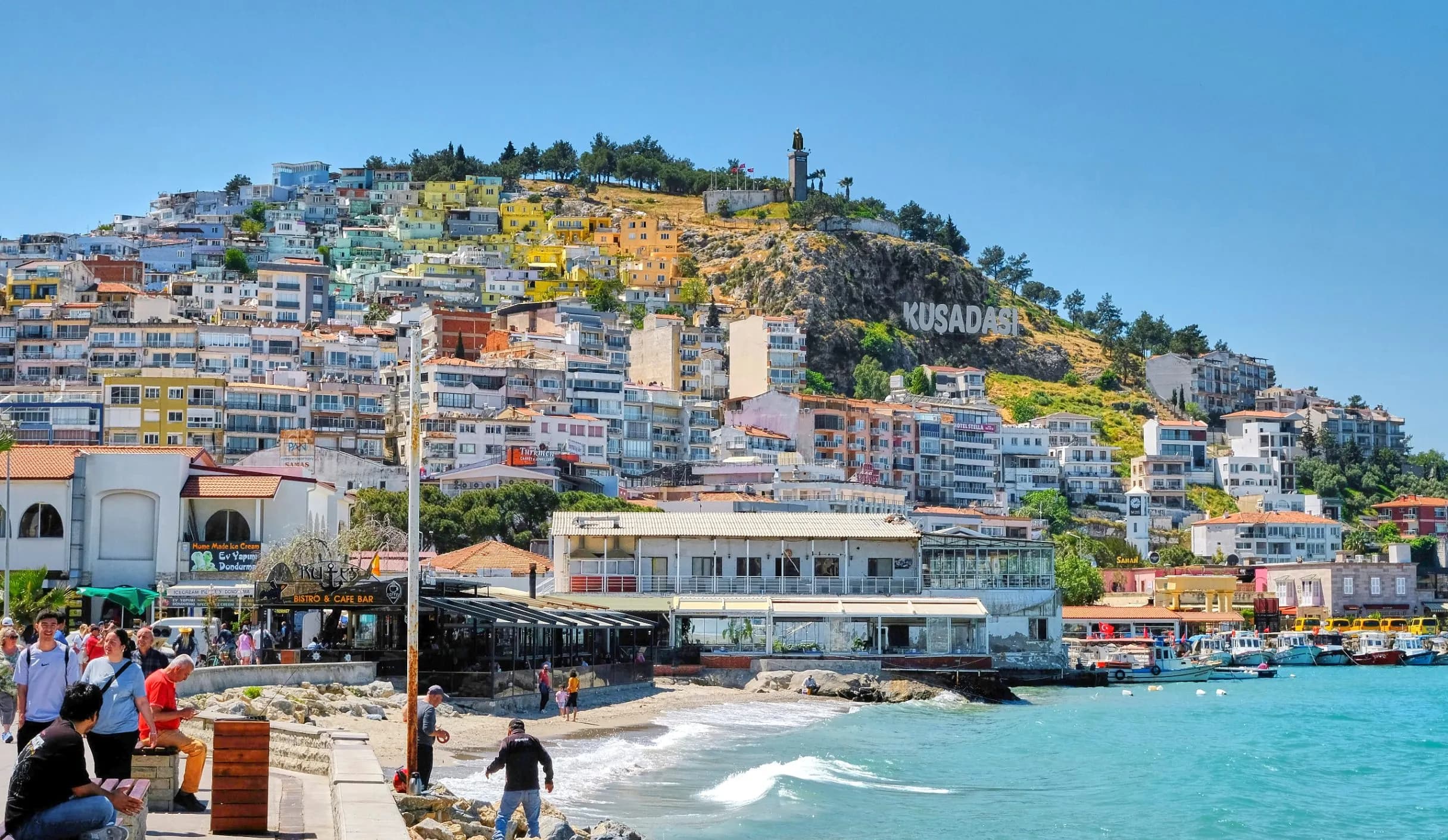 Vista de la costa de Kusadasi con cruceros y la Isla de las Palomas